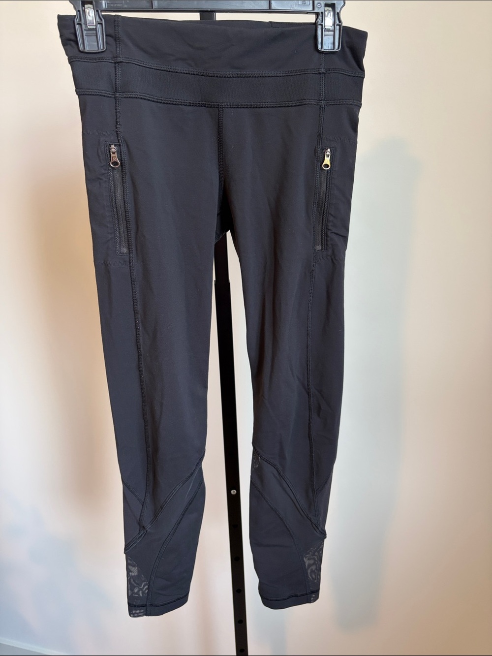 lululemon athletica Black Capri Leggings with Mesh inserts and Zip Pockets Sz 6